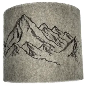 Abat-jour cylindrique en feutre de laine beige, broderie montagnes marron avec finition retournée. Diamètre 20 cm, 100% laine avec intérieur en polyphane blanc.