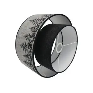 Apportez une ambiance chaleureuse et originale à votre intérieur avec cet abat-jour pour suspension composé de deux abat-jours imbriqués en feutre de laine. Orné d'un motif sapins sérigraphié, il se distingue par une finition élégante, avec ou sans biais en coton noir. Dimensions disponibles : grand abat-jour de 40 cm de diamètre et petit de 25 cm. D'autres tailles sont également proposées pour s'adapter à vos besoins. En option, un système de suspension avec douille E27 et cordon en coton (noir, noir/gris ou beige) est disponible pour compléter cet ensemble raffiné.