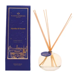 Habillez votre intérieur avec ce Bouquet Parfumé Myrrhe & Encens qui diffusera de subtils effluves de manière constante. Au pied de chaque sapin, les santons de Provence côtoient les Rois Mages traversant les nuits magiques d’Orient à dos de dromadaires avec leurs denrées précieuses. L’histoire des Rois Mages a la beauté enchanteresse des contes orientaux des mille et une nuits. Myrrhe et Encens raconte les saveurs mêlées, puissantes et mystérieuses du poivre et de la cannelle, du santal et de la myrrhe, de l’ambre et de l’encens. Ce parfum a la préciosité des rêves qui ressemblent à des voyages. Note de tête : Cannelle / Poivre Note de cœur : Santal / Clou de girofle / Myrrhe Note de fond : Ambre / Vanille / Encens MODE D'EMPLOI Afin de favoriser l’utilisation de votre Bouquet Parfumé, il faut : Ôter le bouchon. Tremper les tiges de rotin dans le parfum. Une fois les tiges de rotin imprégnées, la fragrance se diffusera en continu et parfumera délicatement l’atmosphère de votre intérieur. Pour une diffusion plus intense du parfum, il est recommandé de retourner régulièrement les tiges de rotin