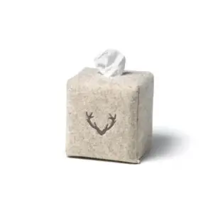 Disponible dans des tons neutres et apaisants tels que le beige, le taupe, le noisette, le marron, et le gris anthracite, cette boite à mouchoirs s’intègre parfaitement dans tout type d’intérieur, qu’il soit contemporain, rustique ou traditionnel. Un accessoire pratique et raffiné Avec ses dimensions de L 14 x L 14 x H 15 cm, cette boite à mouchoirs carrée est conçue pour s'adapter à la plupart des boites de mouchoirs standards. Elle permet de protéger vos mouchoirs tout en les gardant à portée de main de manière élégante. Le feutre de laine naturelle, matériau noble et durable, offre non seulement une finition douce et agréable au toucher, mais également une grande robustesse. Grâce à son design compact, elle peut être placée dans n’importe quelle pièce de la maison : sur une table basse dans le salon, sur une étagère dans la salle de bain ou encore sur une table de chevet dans la chambre. Le motif cerf, gravé dans la laine, apporte une touche d’originalité tout en rappelant l’esprit des montagnes. Ce détail délicat et sophistiqué transforme cet objet utilitaire en un véritable élément de décoration. Que vous choisissiez de l’utiliser au quotidien ou de l’offrir en cadeau, cette boite à mouchoirs est à la fois pratique et esthétique. Un savoir-faire italien de qualité supérieure Fabriquée en Italie, la boite à mouchoirs motif cerf de la collection Isère par Catia Luca est le fruit d’un savoir-faire artisanal haut de gamme. La marque Catia Luca est réputée pour la qualité de ses matériaux et l’attention portée aux détails. Chaque pièce est soigneusement confectionnée à partir de feutre de laine naturelle, un matériau à la fois élégant et respectueux de l’environnement, offrant une grande résistance à l’usure et une esthétique intemporelle. La production italienne garantit un travail artisanal méticuleux, où chaque élément est pensé pour allier design raffiné et fonctionnalité. En plus d’être esthétiquement plaisante, cette boite à mouchoirs est également très facile à entretenir : le feutre de laine est naturellement résistant aux tâches, à la poussière et aux déformations, ce qui en fait un accessoire durable. Avec la boite à mouchoirs motif cerf, offrez-vous un objet à la fois fonctionnel et décoratif, qui ajoutera une touche chaleureuse et authentique à votre intérieur, tout en témoignant de la qualité exceptionnelle du savoir-faire italien.