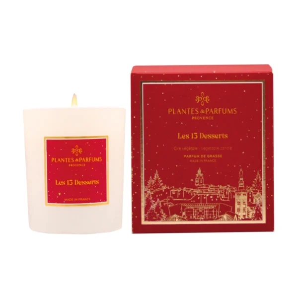 Ce joli coﬀret réunit les indispensables pour parfumer avec délicatesse sa maison : une Bougie Végétale 70 g, un Bouquet Parfumé 100 ml et un Parfum d’Intérieur 100 ml. Au pied de chaque sapin, les santons de Provence côtoient les Rois Mages traversant les nuits magiques d’Orient à dos de dromadaires avec leurs denrées précieuses. L’histoire des Rois Mages a la beauté enchanteresse des contes orientaux des mille et une nuits. Myrrhe et Encens raconte les saveurs mêlées, puissantes et mystérieuses du poivre et de la cannelle, du santal et de la myrrhe, de l’ambre et de l’encens. Ce parfum a la préciosité des rêves qui ressemblent à des voyages. Note de tête : Cannelle / Poivre Note de cœur : Santal / Clou de girofle / Myrrhe Note de fond : Ambre / Vanille / Encens MODE D'EMPLOI Bougie Végétale Parfumée : Ôter l’opercule avant d'allumer la bougie. Couper la mèche de la Bougie afin que celle-ci ait une longueur d’environ 0,5 centimètre. Poser la Bougie Parfumée sur une surface stable et protégée des courants d’air. Parfum d’intérieur : Vaporiser deux à trois nuages dans la pièce de votre choix et profitez d’un parfum durable. Bouquet Parfumé : Ôter le bouchon. Tremper les tiges de rotin dans le parfum. Pour une diffusion plus intense du parfum, il est recommandé de retourner régulièrement les tiges de rotin.