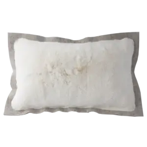 Coussin en feutre 100% laine avec fourrure de substitution écrue et contour anthracite. Dimensions : 38x58 cm (30x50 cm intérieur), entièrement déhoussable. Disponible en plusieurs couleurs : beige, gris clair, gris foncé. Aussi disponible en format 40x40 cm avec dimensions finies de 48x48 cm.