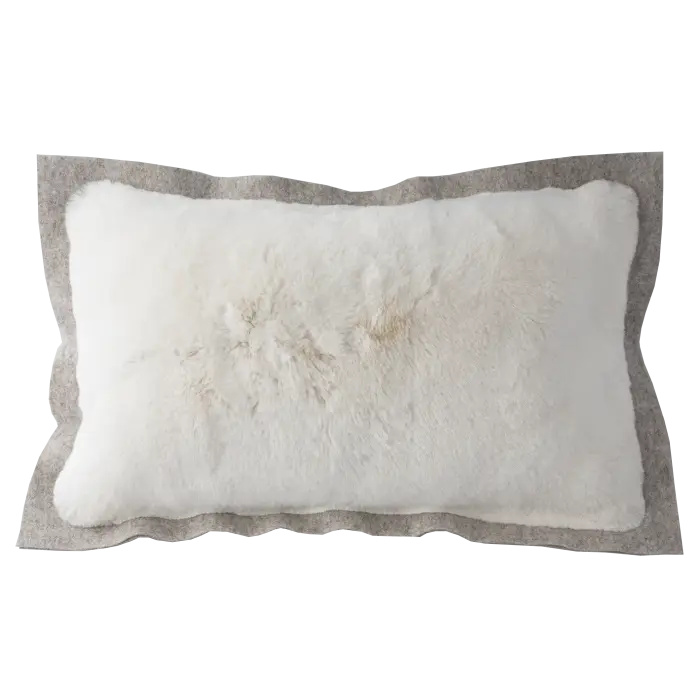 Coussin en feutre 100% laine avec fourrure de substitution écrue et contour anthracite. Dimensions : 38x58 cm (30x50 cm intérieur), entièrement déhoussable. Disponible en plusieurs couleurs : beige, gris clair, gris foncé. Aussi disponible en format 40x40 cm avec dimensions finies de 48x48 cm.