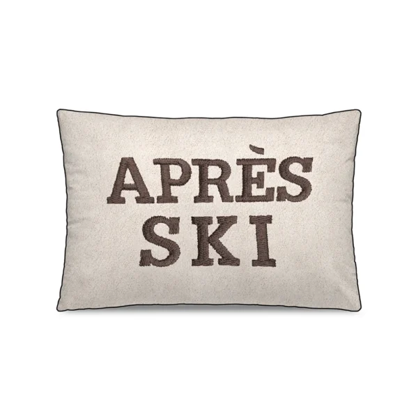 Un coussin en velours pour se détendre Plongez dans une atmosphère chaleureuse et élégante avec nos coussins en velours inspirés du charme rustique des chalets de montagne. Parfaits pour ajouter une touche de luxe et de confort à votre intérieur, ces coussins incarnent l'élégance alpine et la convivialité d'un refuge en montagne. Fabriqués avec un velours doux et somptueux, ils apportent une touche de raffinement à votre décor tout en offrant un confort moelleux et cosy. Laissez-vous séduire par nos coussins aux motifs inspirés de la nature alpine, avec des imprimés de rennes, de sapins enneigés, ou des motifs jacquard évoquant les tricots traditionnels des montagnes. Leur texture veloutée et leurs couleurs riches créent une ambiance réconfortante et accueillante, parfaite pour les soirées d'hiver au coin du feu ou les après-midis détente après une journée de ski. Que ce soit pour agrémenter votre canapé, votre fauteuil ou votre lit, nos coussins en velours inspirations chalet de montagne ajoutent une touche d'élégance et de caractère à votre intérieur. Associez-les avec des plaids en velours et des éléments en bois pour créer un espace cosy et authentique, où vous pourrez vous détendre et vous ressourcer en toute tranquillité. Composition Une housse en velours toute douce et une création 100% française pour votre coussin ­­­Housse velours imprimée recto/verso • finition avec passepoil velours ou frangé • fermeture éclair. Intérieur de coussin 100% polyester - enveloppe intissée. Garniture de coussin incluse. Entretien Lavable à 30° programme modéré.