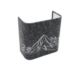 Écran mural 20x20 cm avec broderie noire motif montagne, disponible en feutre de laine beige (broderie noire) et gris anthracite (broderie écrue). Également disponible en 25x25 cm. L’équerre avec douille E27 incluse, ampoule LED non fournie.