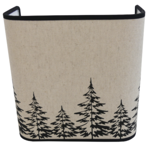 Écran en coton de forme carrée avec coins arrondis et décor Sapins. Dimensions : 20x20 cm, profondeur 10 cm. Douille E27 avec câble intégré, ampoule LED non fournie. Disponible aussi en 25x25 cm.