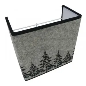 Écran mural en feutre 100% laine, carré avec décor Sapins, dimensions 20x15 cm. Douille E27 avec câble intégré et attache murale. Ampoule LED non fournie.