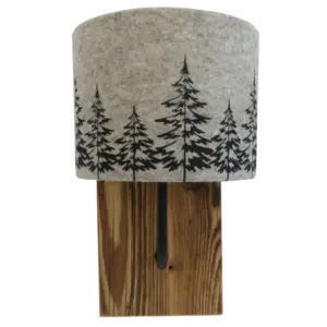 Écran mural en vieux bois avec abat-jour en feutre de laine décoré de sapins. Dimensions : 14 cm x 14 cm, épaisseur 2,5 cm. Douille E27 pour ampoules LED. Finition tige époxy noir.