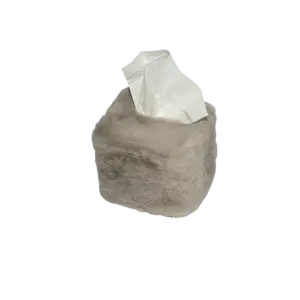 Ajoutez une note chaleureuse et élégante à votre intérieur avec notre housse de boîte à mouchoirs en fausse fourrure beige. Douce et raffinée, elle transforme un objet du quotidien en un véritable élément de décoration. Disponible également en écru et noir pour s'adapter à tous les styles.