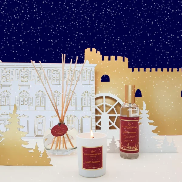 Parfumez les différentes pièces de la maison et apportez une ambiance personnalisée avec notre collection de Noël. C’est la veille de Noël et tous les convives sont attablés, dans la joie impatiente et fervente des petits et des grands. Sur la table de chêne ancienne, trônent les treize desserts de la tradition provençale. C’est un spectacle pour les yeux avant d’être un festival pour les papilles. Les fruits et les épices orientales et exotiques rencontrent les saveurs méditerranéennes. Dans cette sarabande de goûts et de senteurs, l’orange confite, la muscade et l’anis étoilé dansent la farandole avec la vanille, la cannelle et la fève tonka. Ce parfum fait de la gourmandise une fête. Note de tête : Gingembre . Noix de Muscade . Orange Confite Note de cœur : Anis Étoilé . Cannelle . Sapin Note de fond : Vanille . Miel Blanc . Fèves Tonka MODE D'EMPLOI Afin d’optimiser l’utilisation de votre Parfum d’Intérieur, il faut : vaporiser deux à trois nuages dans la pièce de votre choix et profitez d’un parfum durable. Pour plus d’efficacité, n’hésitez pas à aérer régulièrement votre intérieur.