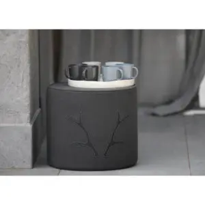 Le motif en cuir représentant le bois de cerf évoque la beauté de la nature, créant une atmosphère chaleureuse et accueillante dans votre espace de vie. Que ce soit dans votre salon, votre chambre ou même votre bureau, ce pouf est un ajout décoratif qui ne manquera pas d'attirer l'attention. Confort et praticité au quotidien Fabriqué en 100 % coton, ce pouf assure un confort optimal pour s’asseoir ou se reposer. Sa housse amovible facilite l'entretien, permettant de maintenir le pouf propre et frais au quotidien. Que vous souhaitiez le déplacer facilement d'une pièce à l'autre ou le ranger, sa légèreté et sa conception pratique en font un accessoire idéal pour votre maison. Le rembourrage de qualité offre une assise agréable, parfaite pour recevoir des invités ou simplement se détendre après une longue journée. Sa forme ronde et généreuse vous invite à profiter de moments de convivialité en toute simplicité. Artisanat italien et durabilité Conçu avec soin en Italie, ce pouf incarne le savoir-faire artisanal de Catia Luca, réputé pour la qualité de ses matériaux et son attention aux détails. Le mélange de coton doux et le motif en cuir sont non seulement esthétiques mais aussi résistants, garantissant la longévité de votre pouf. En choisissant ce produit, vous optez pour un accessoire de décoration durable, alliant fonctionnalité et design. L’authenticité et la passion pour l’artisanat italien se reflètent dans chaque pièce, faisant de ce pouf un choix judicieux pour ceux qui recherchent à la fois style et praticité. En résumé, le pouf en coton motif bois de cerf par Catia Luca est plus qu'un simple meuble ; c'est une pièce qui embellit votre intérieur tout en offrant confort et praticité. Son design inspiré de la nature, sa fabrication italienne de qualité et son entretien facile en font un choix parfait pour tous ceux qui apprécient le bon goût et le confort au quotidien. Ajoutez-le à votre décoration et profitez de son charme indéniable !