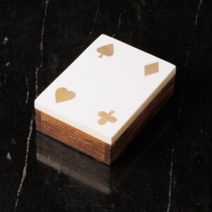 Cette boîte en acacia blanc, élégamment conçue avec des inserts en laiton, est le parfait écrin pour un jeu de cartes. Son design épuré et raffiné allie le bois naturel et le métal pour une touche de sophistication. Idéale pour ranger vos cartes avec style, cette boîte apportera une note de classe et d'élégance à votre espace tout en offrant une protection optimale à vos jeux. Un accessoire pratique et décoratif, pour les amateurs de jeux et de belles pièces.