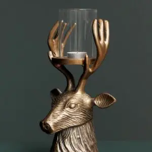 Apportez une touche élégante et originale à votre intérieur avec ce bougeoir tête de cerf en or antique. Un design raffiné qui combine majesté et sophistication, idéal pour ajouter une ambiance chaleureuse et un éclairage doux à votre espace. Un objet décoratif unique qui saura captiver tous les regards.