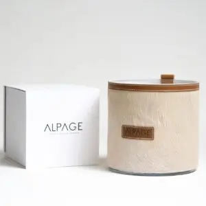 Une ode au territoire alpin pensée pour la vie en chalet. Devant la cheminée les essences de cèdre, bouleau et de résine de pin s’associent au cuir et à l’orange amère. Un parfum corsé et charnel. Cire 100% végétale - Mèche en coton - Combustion d'environ 200 heures - Bougie de quatre mèches