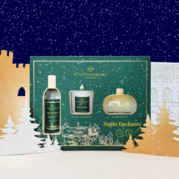 Ce joli coﬀret réunit les indispensables pour parfumer avec délicatesse sa maison : une Bougie Végétale 70 g, un Bouquet Parfumé 100 ml et un Parfum d’Intérieur 100 ml. Parfois, l’hiver nous offre la splendeur du premier matin du monde. Dans la nuit magique des forêts profondes, les sapins revêtent en secret leurs habits de Noël. Ce sapin enchanté porte en lui le mystère de la forêt et l’éclat des lumières auprès de la cheminée. Il a gardé de la nuit hivernale ce parfum enivrant de mousse, d’écorce et de fumée propices à la rêverie. Mais il porte aussi en lui le mystère et la douceur précieuse et délicatement mystique du santal. Ce parfum transporte les enfants et les plus grands dans la magie blanche de Noël. Note de tête : Aldéhyde / Notes fumées Note de cœur : Sapin / Fir Balsam Note de fond : Santal / Note Gourmande MODE D'EMPLOI Bougie Végétale Parfumée : Ôter l’opercule avant d'allumer la bougie. Couper la mèche de la Bougie afin que celle-ci ait une longueur d’environ 0,5 centimètre. Poser la Bougie Parfumée sur une surface stable et protégée des courants d’air. Parfum d’intérieur : Vaporiser deux à trois nuages dans la pièce de votre choix et profitez d’un parfum durable. Bouquet Parfumé : Ôter le bouchon. Tremper les tiges de rotin dans le parfum. Pour une diffusion plus intense du parfum, il est recommandé de retourner régulièrement les tiges de rotin.