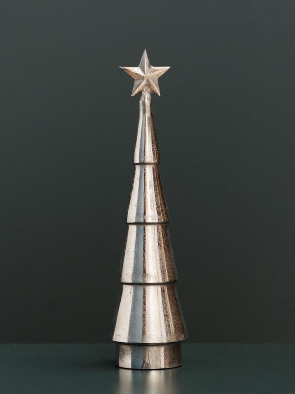 Apportez une touche de magie à vos fêtes avec le grand arbre de Noël argenté Sirius. Sa silhouette élégante, ornée de détails argentés scintillants, créera une atmosphère féerique et raffinée dans votre intérieur. Parfait pour une décoration festive et lumineuse.