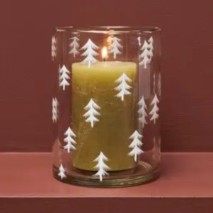 Ce grand bougeoir en forme d'arbres de Noël blancs ajoute une touche festive et élégante à votre décoration. Parfait pour illuminer vos soirées de fin d'année avec style.