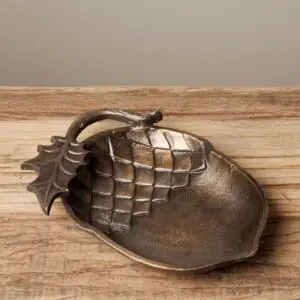 Ce plateau à bibelots en forme de noix, d'une élégance raffinée, est orné d'une finition dorée éclatante. Idéal pour exposer vos objets précieux ou vos petites décorations, il apporte une touche de sophistication à votre intérieur. Son design unique et sa couleur or ajoutent un charme discret et luxueux à votre décoration, tout en étant pratique pour organiser vos petits trésors. Un incontournable pour ceux qui apprécient l'art de la mise en scène et le détail raffiné.