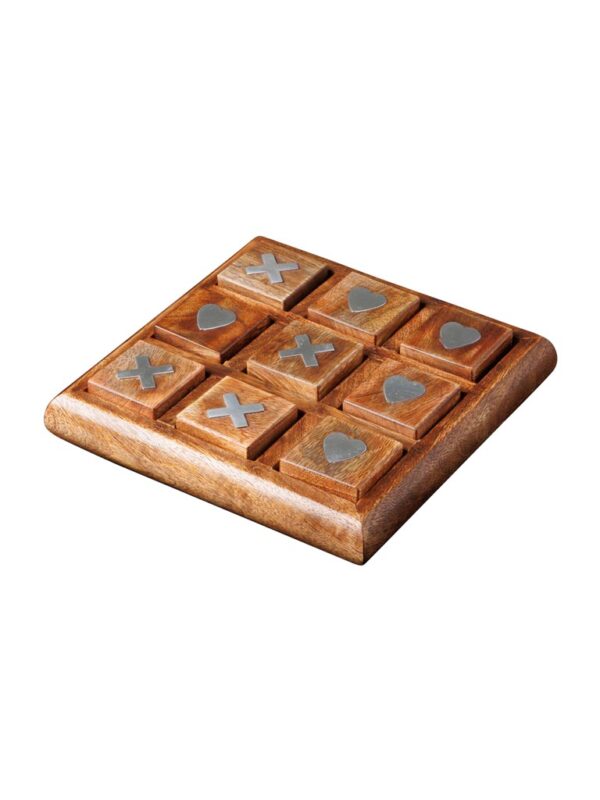 Jeu en bois Tic Tac To Love, une version romantique du classique Tic Tac Toe. Décoré avec des dés en forme de cœurs et de croix, il ajoutera une touche ludique et charmante à votre intérieur. Parfait pour les moments de détente à deux.