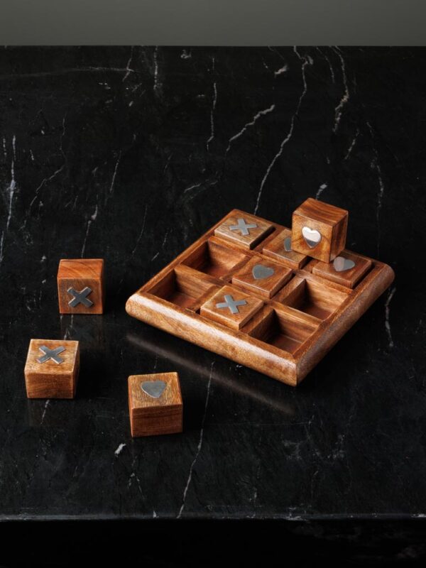 Jeu en bois Tic Tac To Love, une version romantique du classique Tic Tac Toe. Décoré avec des dés en forme de cœurs et de croix, il ajoutera une touche ludique et charmante à votre intérieur. Parfait pour les moments de détente à deux.