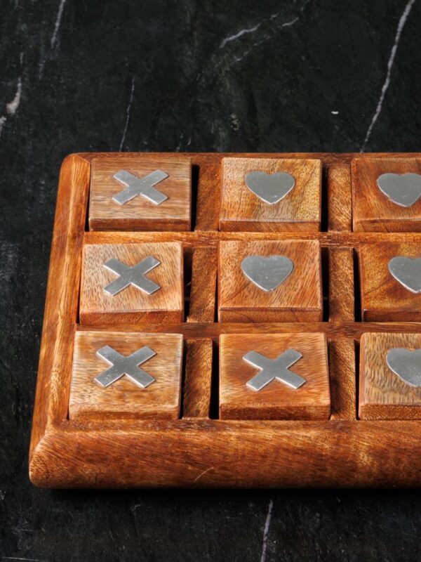 Jeu en bois Tic Tac To Love, une version romantique du classique Tic Tac Toe. Décoré avec des dés en forme de cœurs et de croix, il ajoutera une touche ludique et charmante à votre intérieur. Parfait pour les moments de détente à deux.