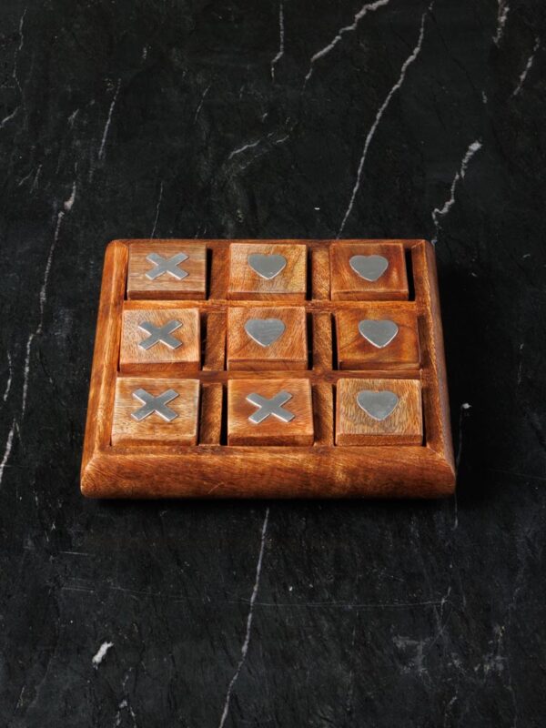 Jeu en bois Tic Tac To Love, une version romantique du classique Tic Tac Toe. Décoré avec des dés en forme de cœurs et de croix, il ajoutera une touche ludique et charmante à votre intérieur. Parfait pour les moments de détente à deux.