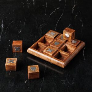 Jeu en bois Tic Tac To Love, une version romantique du classique Tic Tac Toe. Décoré avec des dés en forme de cœurs et de croix, il ajoutera une touche ludique et charmante à votre intérieur. Parfait pour les moments de détente à deux.