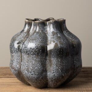 Le vase gris en céramique Pyrite combine élégance et modernité. Avec sa finition grise douce et sa texture unique, il apporte une touche sophistiquée à votre décoration. Idéal pour sublimer vos bouquets ou comme objet décoratif à part entière.