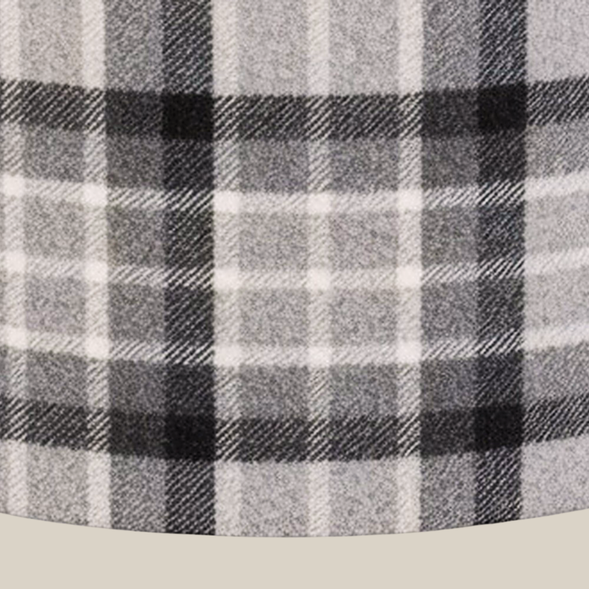 Abat-jour Tartan Gris – doublure dorée, esprit chalet chic – Image 3
