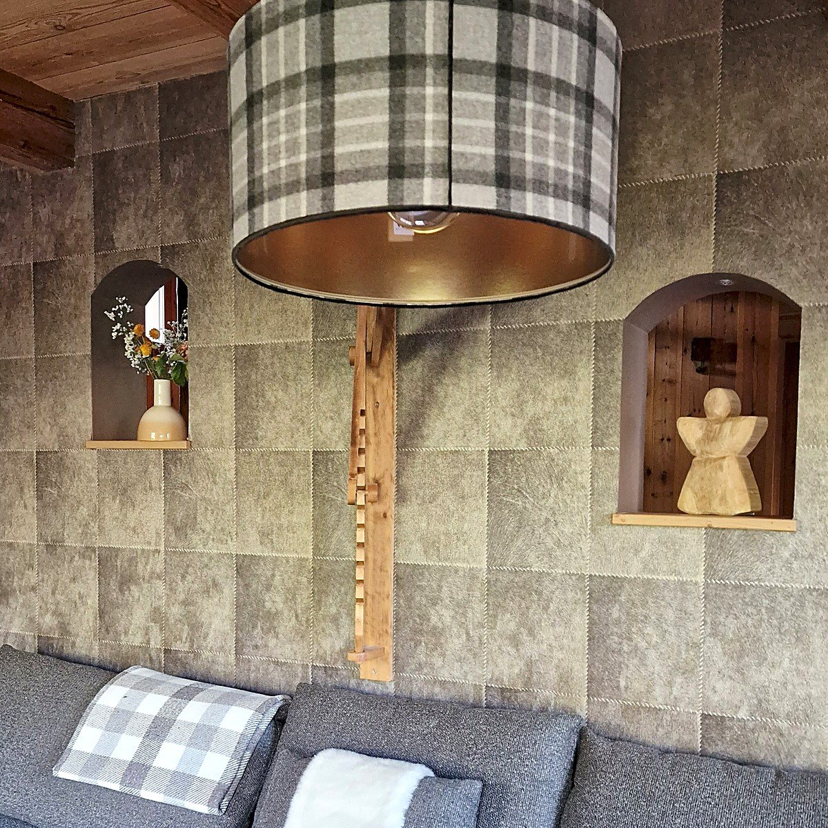 Abat-jour Tartan Gris – doublure dorée, esprit chalet chic – Image 2