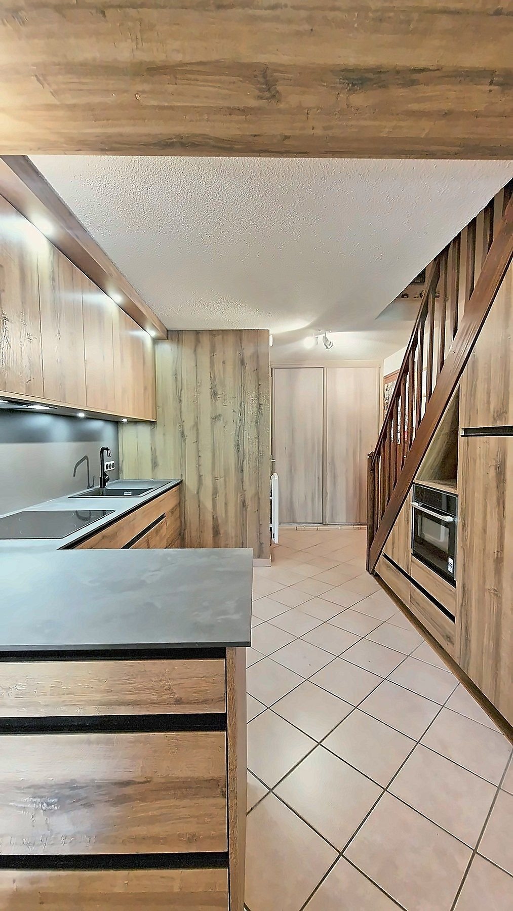 La cuisine en enfilade jusqu'au couloir