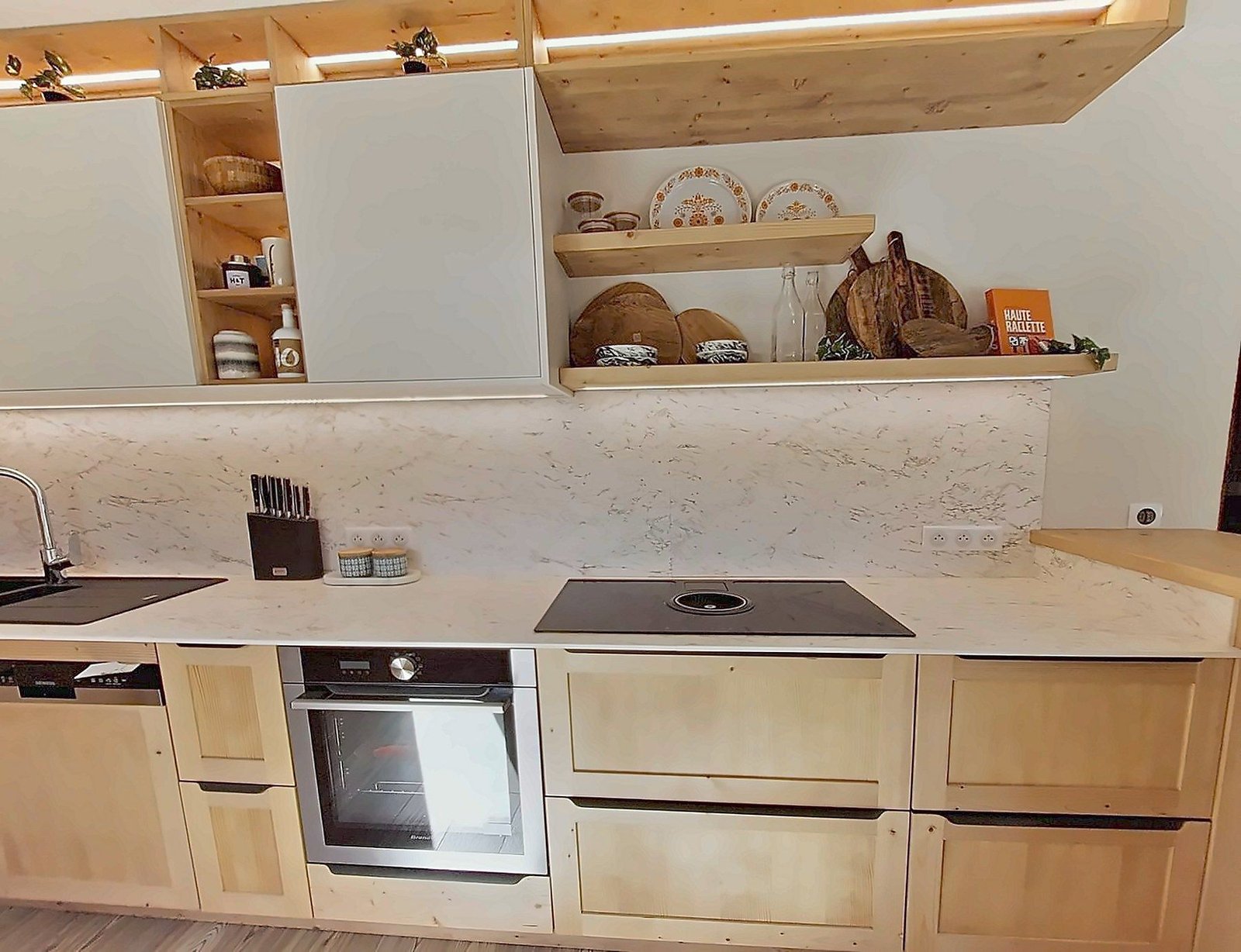 La cuisine habitée : étagères ouvertes et bar en bois
