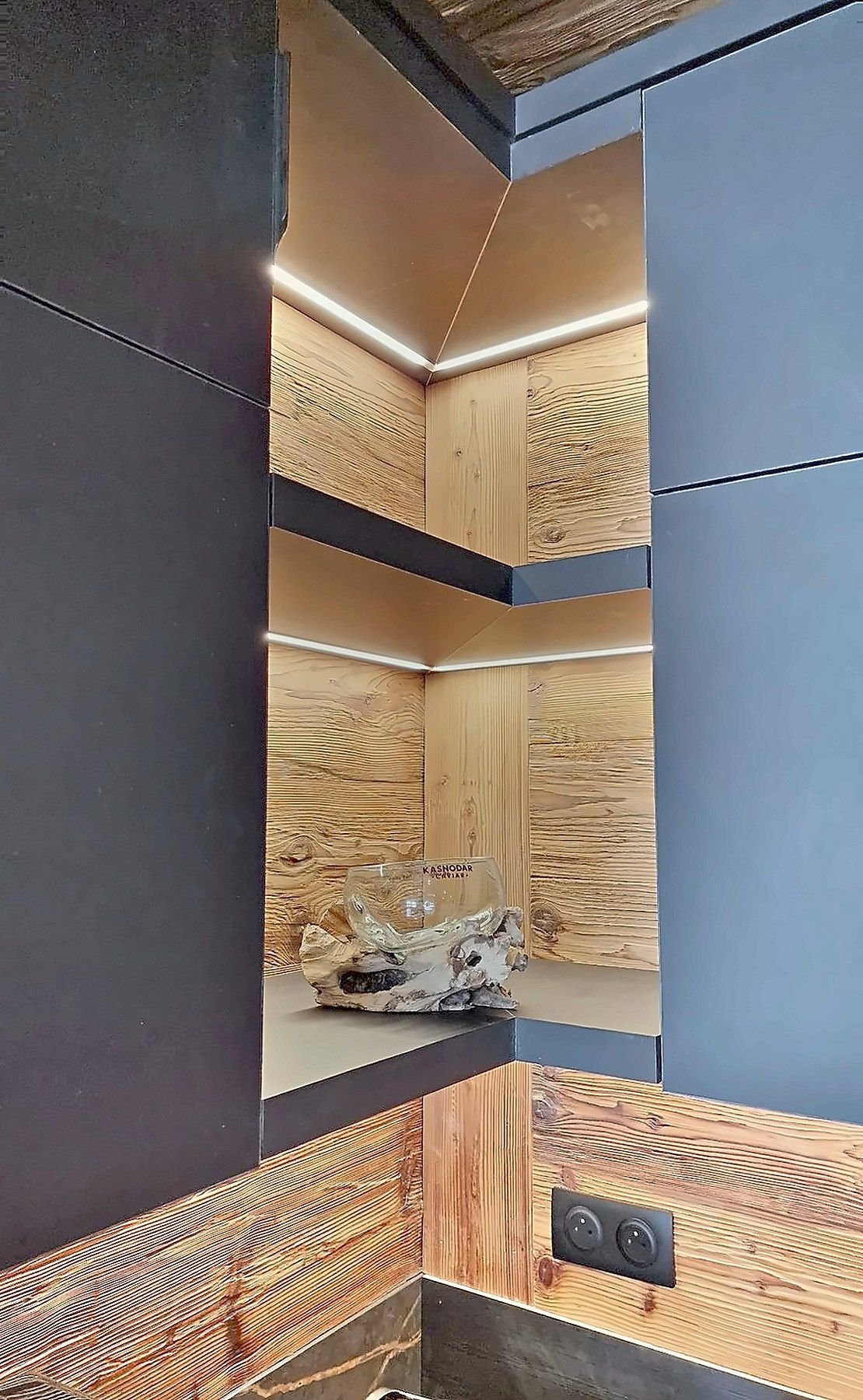 La niche en vieux bois soulignée de LED