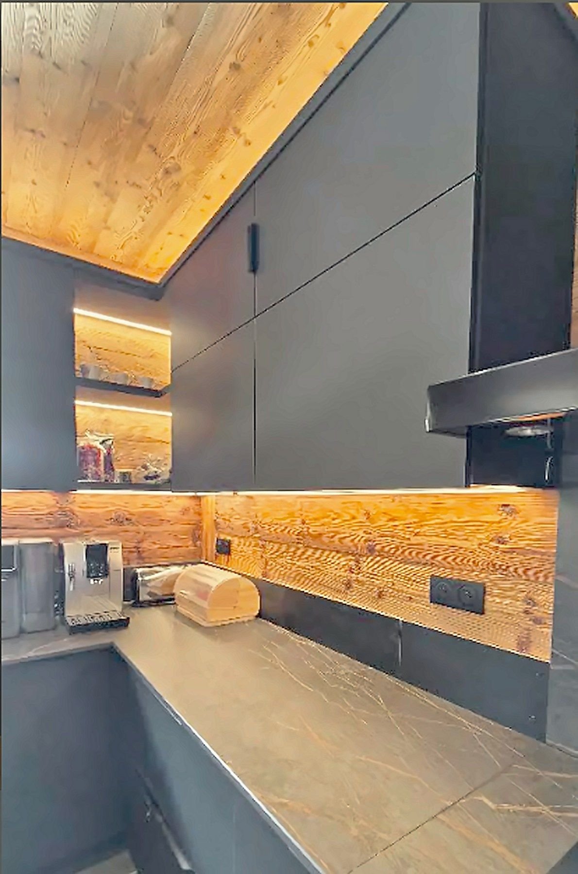 Plan en céramique veinée et crédence en vieux bois éclairée