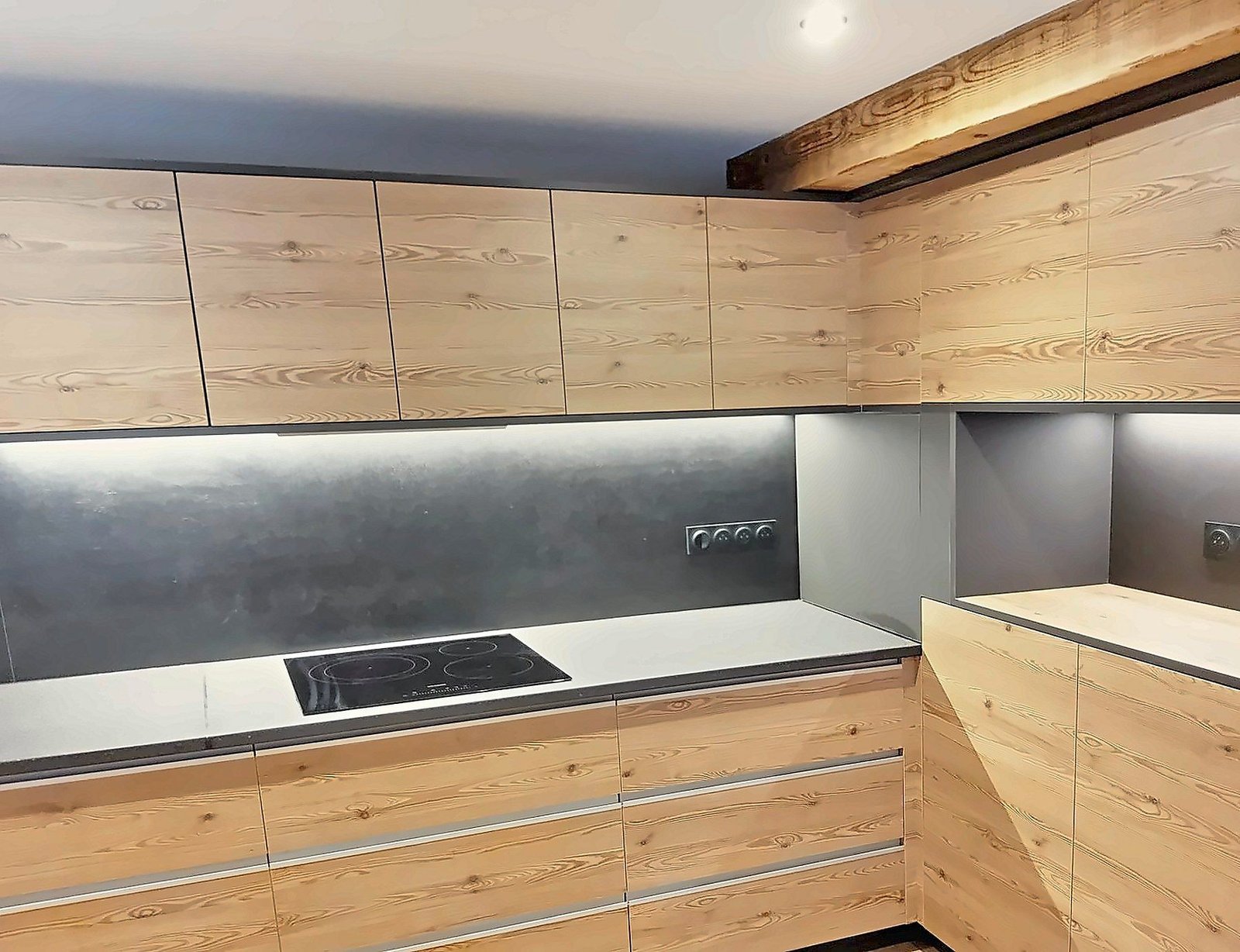 Crédence anthracite et niche en bois